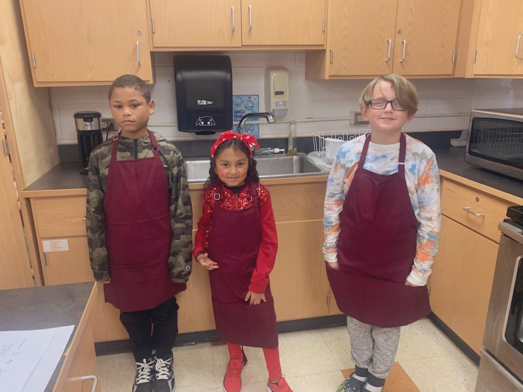 learndaley's tweet image. MHS students hosted MES students in the PAES Lab for culinary fun, sensory exploration, and creative artwork. It was a great experience for all. @GoMHSDukes @GoMESDukes