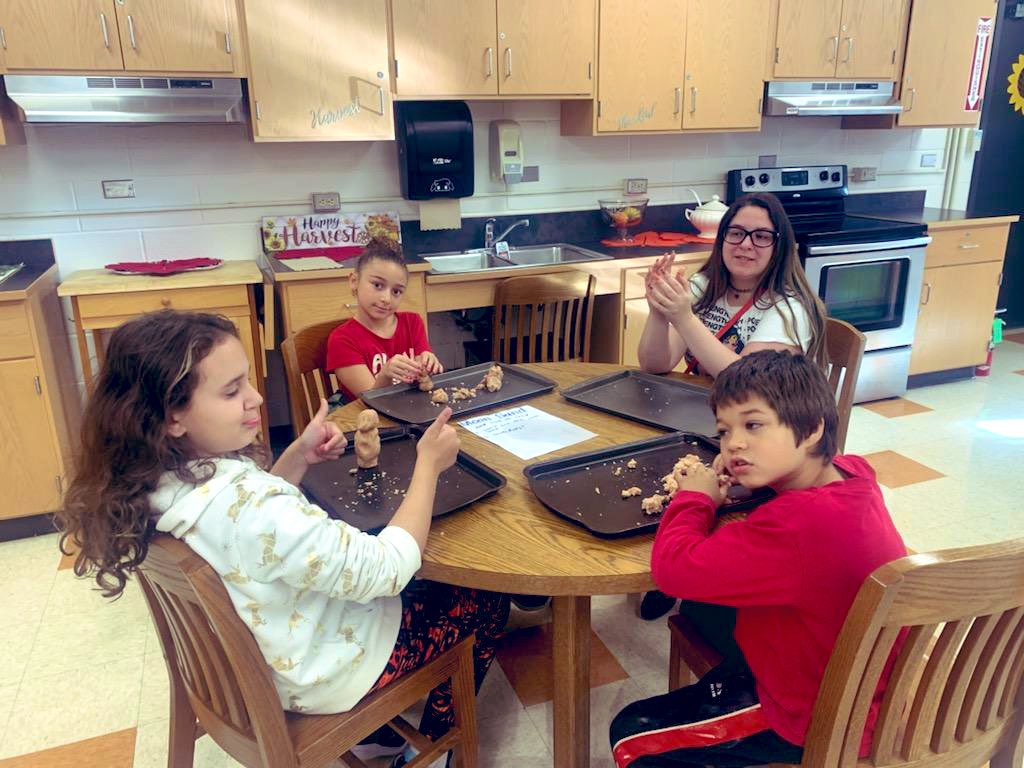 learndaley's tweet image. MHS students hosted MES students in the PAES Lab for culinary fun, sensory exploration, and creative artwork. It was a great experience for all. @GoMHSDukes @GoMESDukes