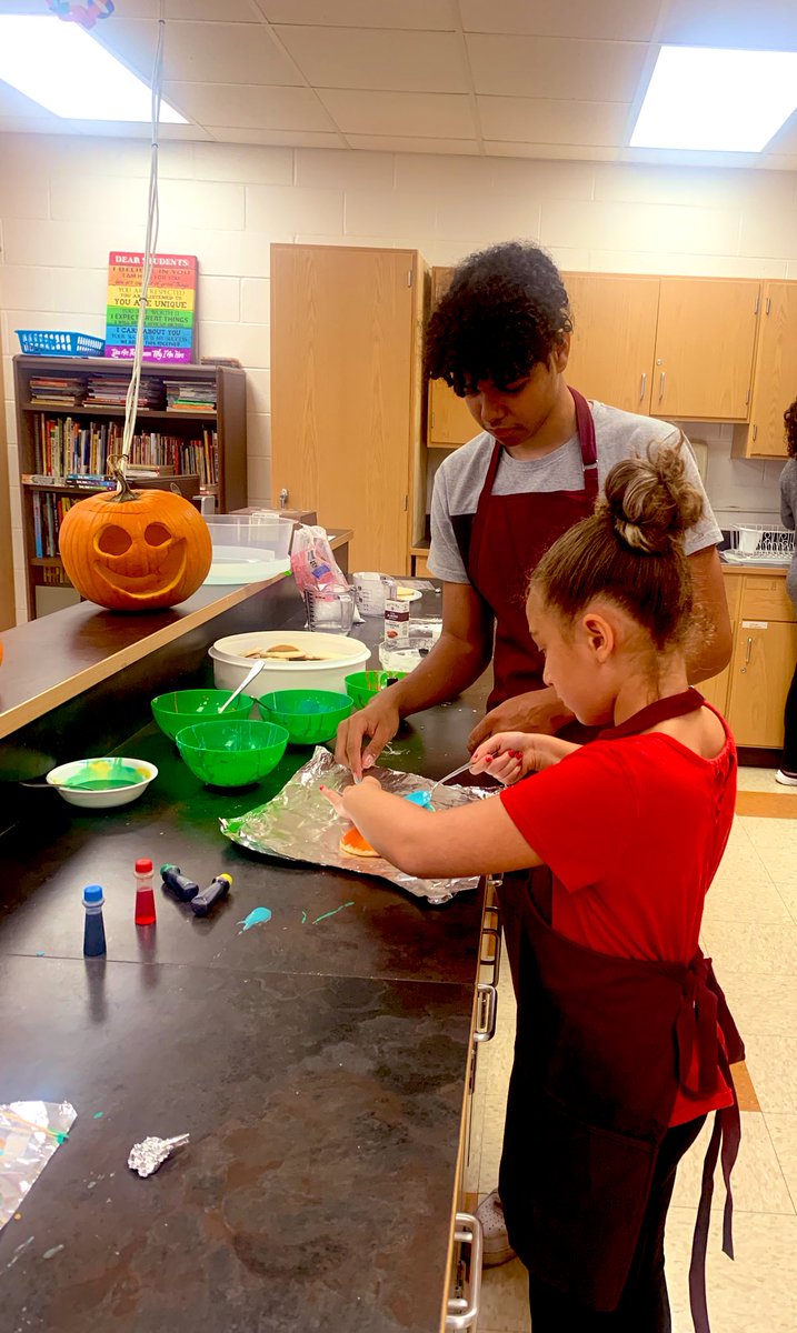 learndaley's tweet image. MHS students hosted MES students in the PAES Lab for culinary fun, sensory exploration, and creative artwork. It was a great experience for all. @GoMHSDukes @GoMESDukes