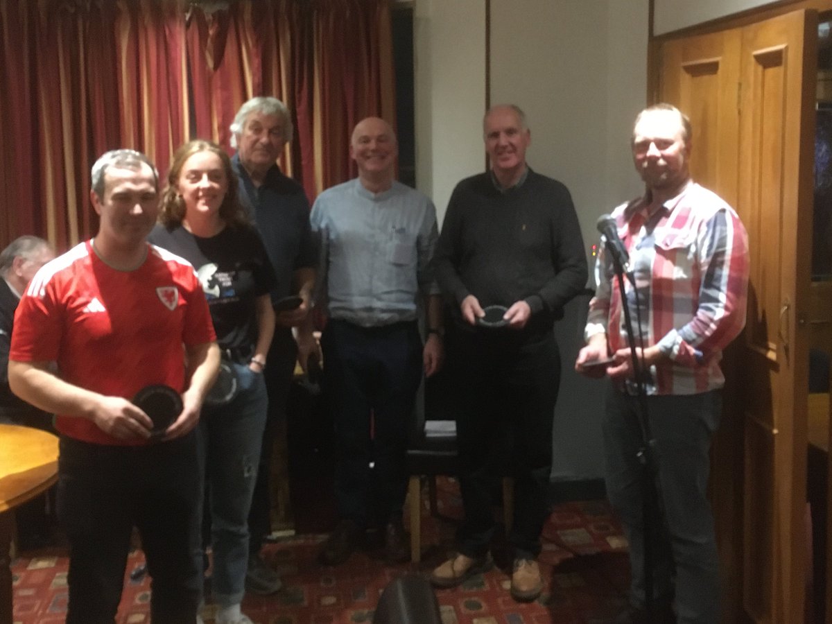 Beirdd Llanuwchllyn aeth a hi yn yr ymryson neithiwr.
Diolch hefyd i dimau Sarnau a Llangwm/Cerrig,am gymeryd rhan,i'r Prifardd Tudur Dylan Jones am feuryna,Y Prifardd Elwyn Edwards am gadw'r sgôr(!)a Huw Antur am lywio'r noson.
Noson wych i ddathlu pen-blwydd y siop yn 50!