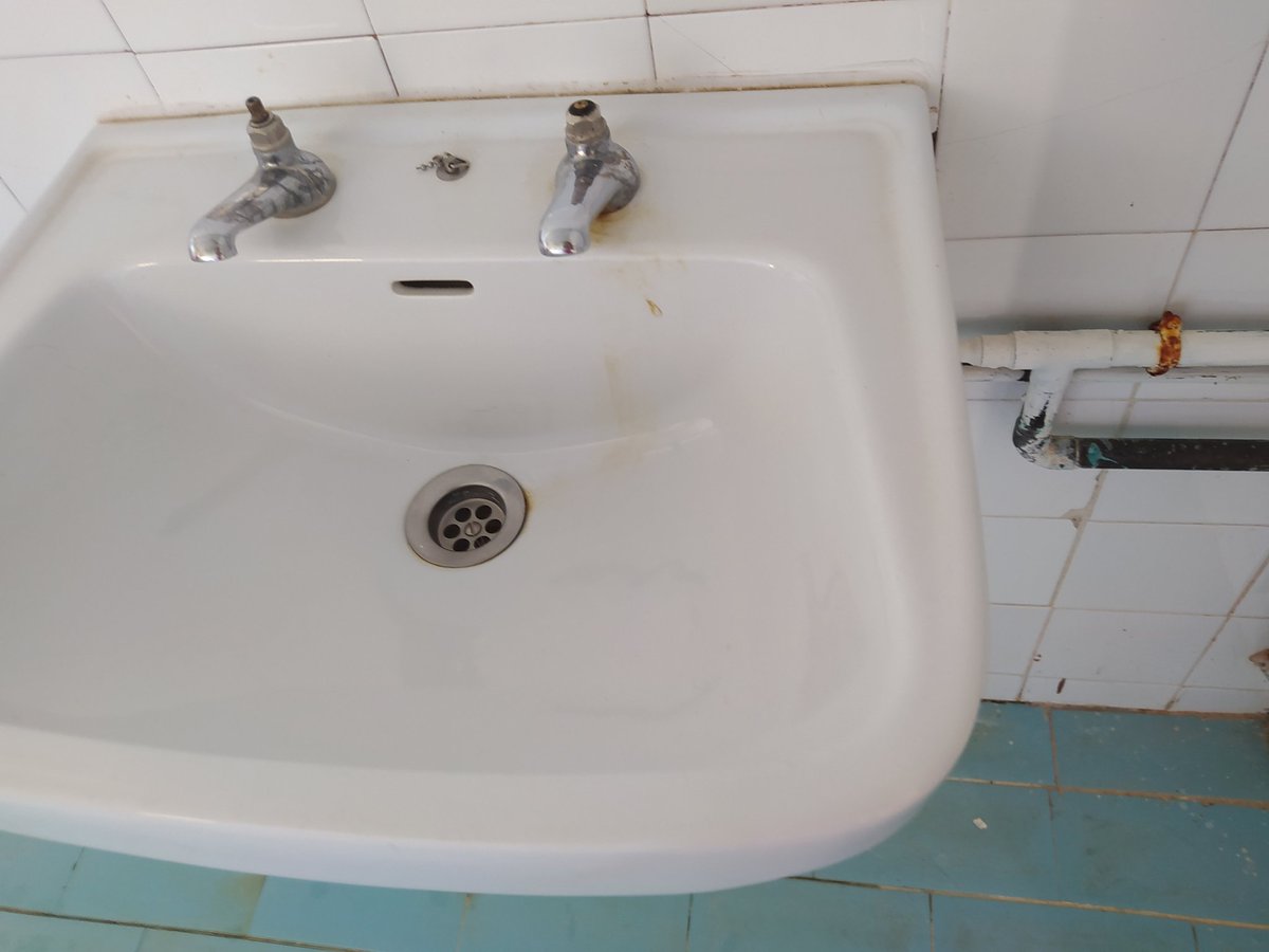 Igual había que dar una vuelta a esto de los vestuarios de Pallafría <a href="/Aytoburgos/">Ayuntamiento de Burgos</a>
Vestuarios abiertos sin asignar. Entra el que quiere. Sin llave. De los años 50. Premio al grifo que funciona. 
<a href="/danidelarosa/">Daniel de la Rosa / ❤🤎</a> a tí que te gusta el fútbol te invitamos a ver a las benjamines un día 😜