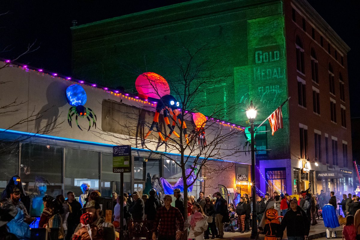 newenglandtake's tweet image. The @IntownConcord Halloween Howl was amazing with Main Street completely filled with families! #newhampshire #halloween #streetphotography #nikon #newengland #fall