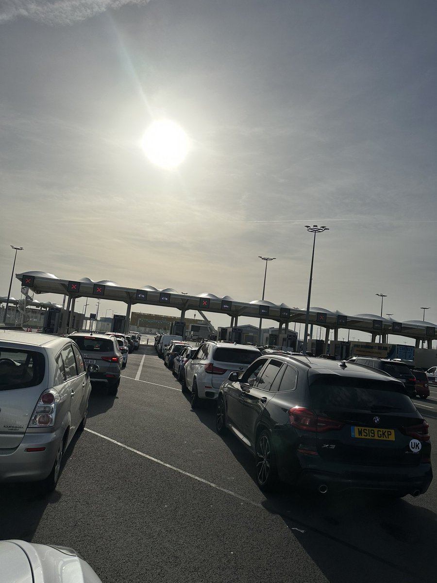 ProudDaddysLife's tweet photo. UK border control in Calais continues to be a nightmare. 1 car per 5-10min passes… why????
##ukbordercalais #calais https://t.co/QcCyHoMoQZ