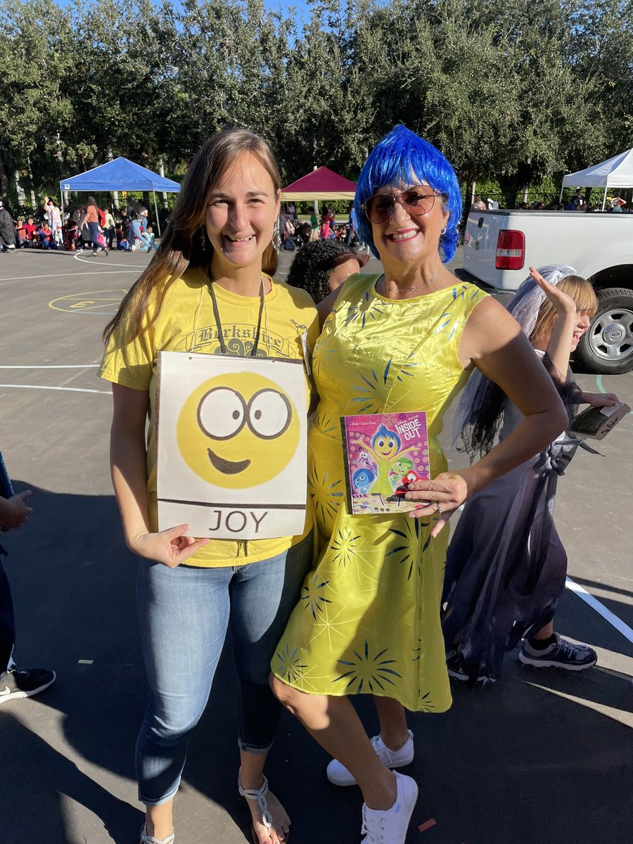 BerkieBulldogs's tweet photo. Character Parade and Red Ribbon Week with a splash of #SEL @pbcsd @PBSCA1 https://t.co/F49IMF0JXM