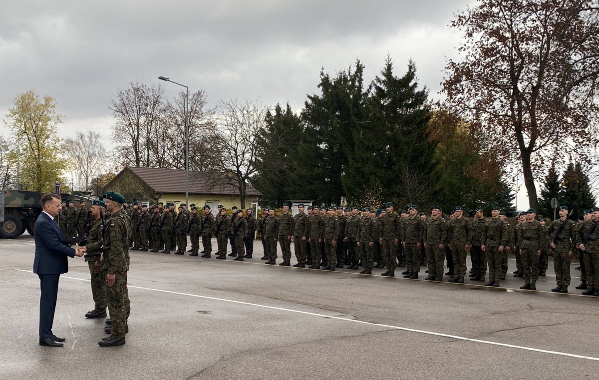 Wicepremier @mblaszczak wręczył żołnierzom, którzy uzyskali najlepsze wyniki podczas szkolenia w ramach dobrowolnej zasadniczej służby wojskowej pamiątkowe ryngrafy.