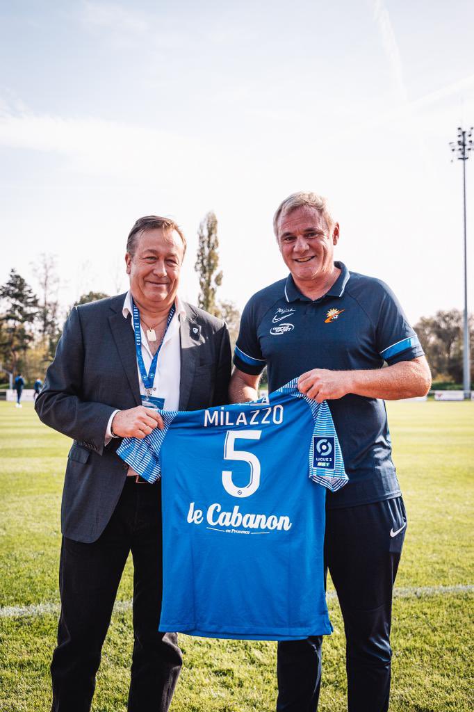 GF38_Officiel's tweet photo. 🎶 𝙄𝙡 𝙣’𝙮 𝙖 𝙦𝙪’𝙪𝙣 𝙃𝙚𝙧𝙫é 𝙈𝙞𝙡𝙖𝙯𝙯𝙤 🎶
Adversaire du jour (entraineur de l’ASIM), Hervé Milazzo restera comme une figure de l’histoire du GF38 (1999-2003).
C’est donc toujours un plaisir de le retrouver sur les terrains 💙🤍
#ASIMGF38 https://t.co/6Ipx4USxOX