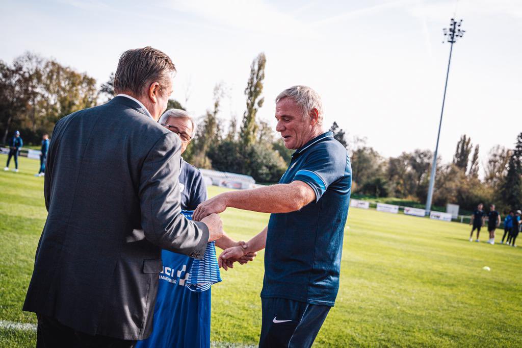 GF38_Officiel's tweet photo. 🎶 𝙄𝙡 𝙣’𝙮 𝙖 𝙦𝙪’𝙪𝙣 𝙃𝙚𝙧𝙫é 𝙈𝙞𝙡𝙖𝙯𝙯𝙤 🎶
Adversaire du jour (entraineur de l’ASIM), Hervé Milazzo restera comme une figure de l’histoire du GF38 (1999-2003).
C’est donc toujours un plaisir de le retrouver sur les terrains 💙🤍
#ASIMGF38 https://t.co/6Ipx4USxOX