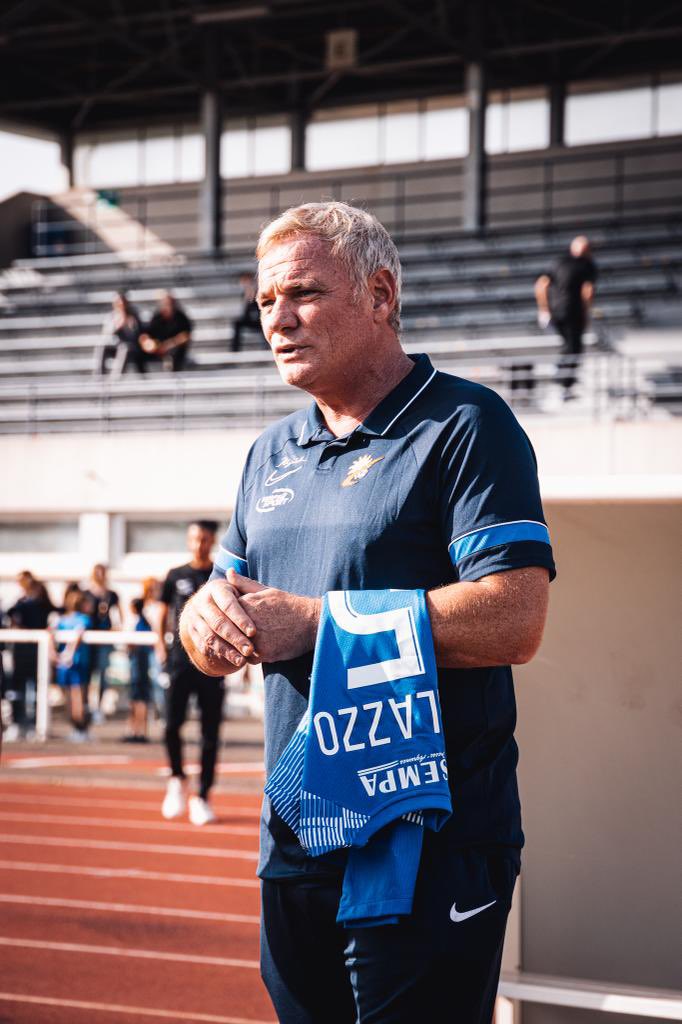 GF38_Officiel's tweet photo. 🎶 𝙄𝙡 𝙣’𝙮 𝙖 𝙦𝙪’𝙪𝙣 𝙃𝙚𝙧𝙫é 𝙈𝙞𝙡𝙖𝙯𝙯𝙤 🎶
Adversaire du jour (entraineur de l’ASIM), Hervé Milazzo restera comme une figure de l’histoire du GF38 (1999-2003).
C’est donc toujours un plaisir de le retrouver sur les terrains 💙🤍
#ASIMGF38 https://t.co/6Ipx4USxOX