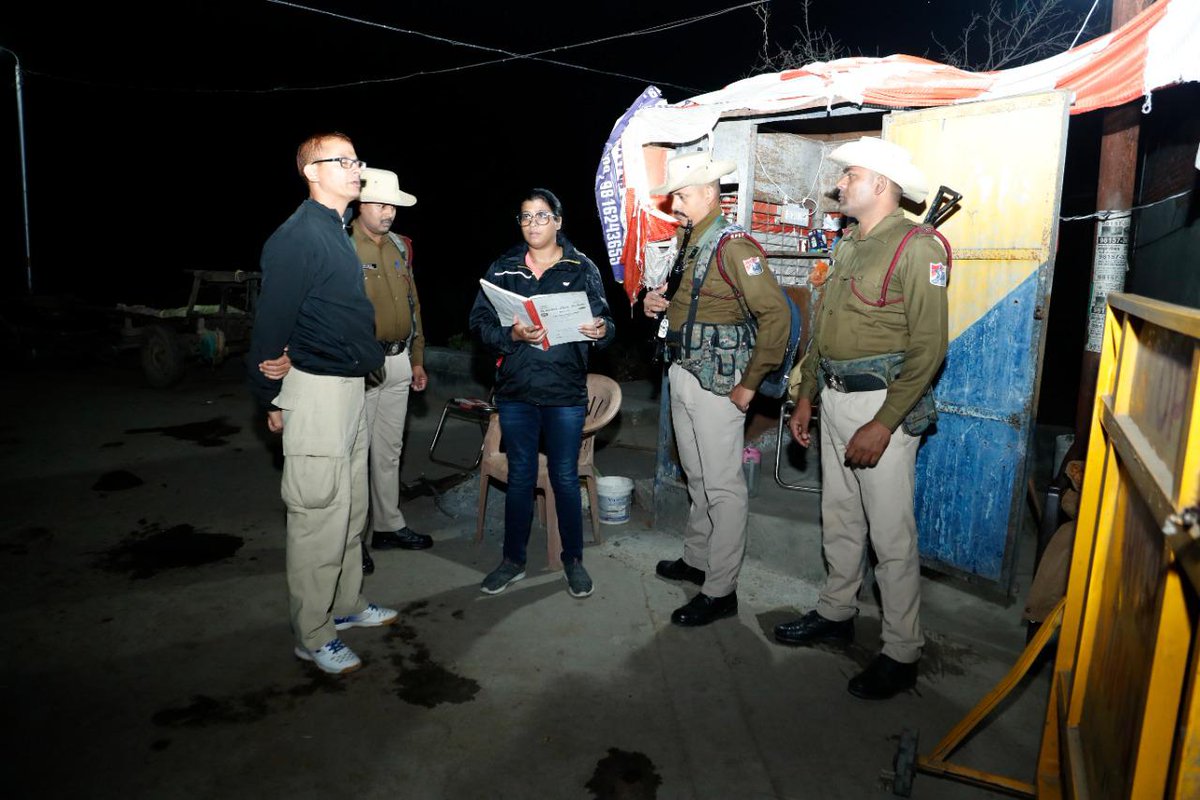 SDMUna44's tweet photo. SDM Una Dr.Nidhi Patel 
Inspection of allPunjab Border nakas done with ASP Una and CRPF , RPF personnel were briefed about sensitive zones https://t.co/w4d7uWEc77