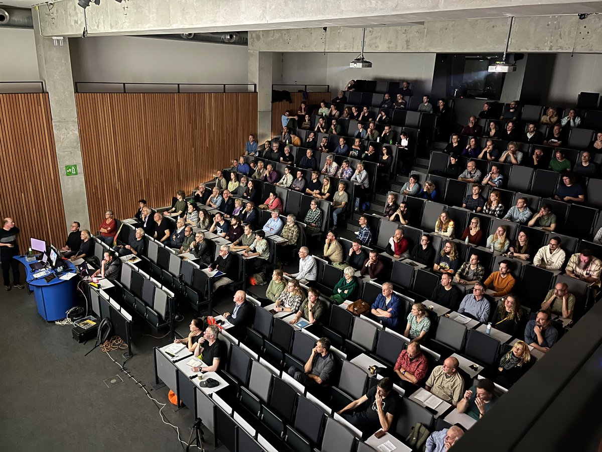 Vele oren zijn gespitst tijdens de 44e VLENdag 2022 in het <a href="/WUR/">Wageningen U&R</a>. Niet allen live maar ook online te volgen: youtu.be/4lld4cs0NlM