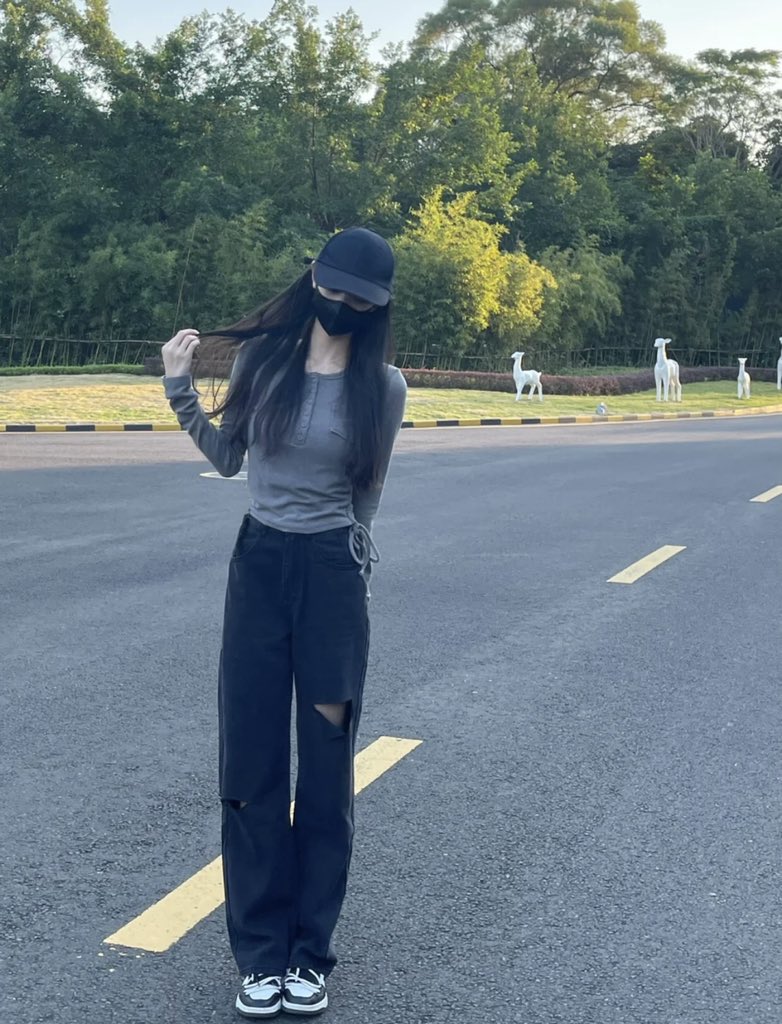 YOUYOUyla's tweet photo. 好久都没有日了，连续几天阴天  #户外 #露出 #美女 #少妇 #可爱 #清纯 #湖北 https://t.co/9MkEZwfz8F