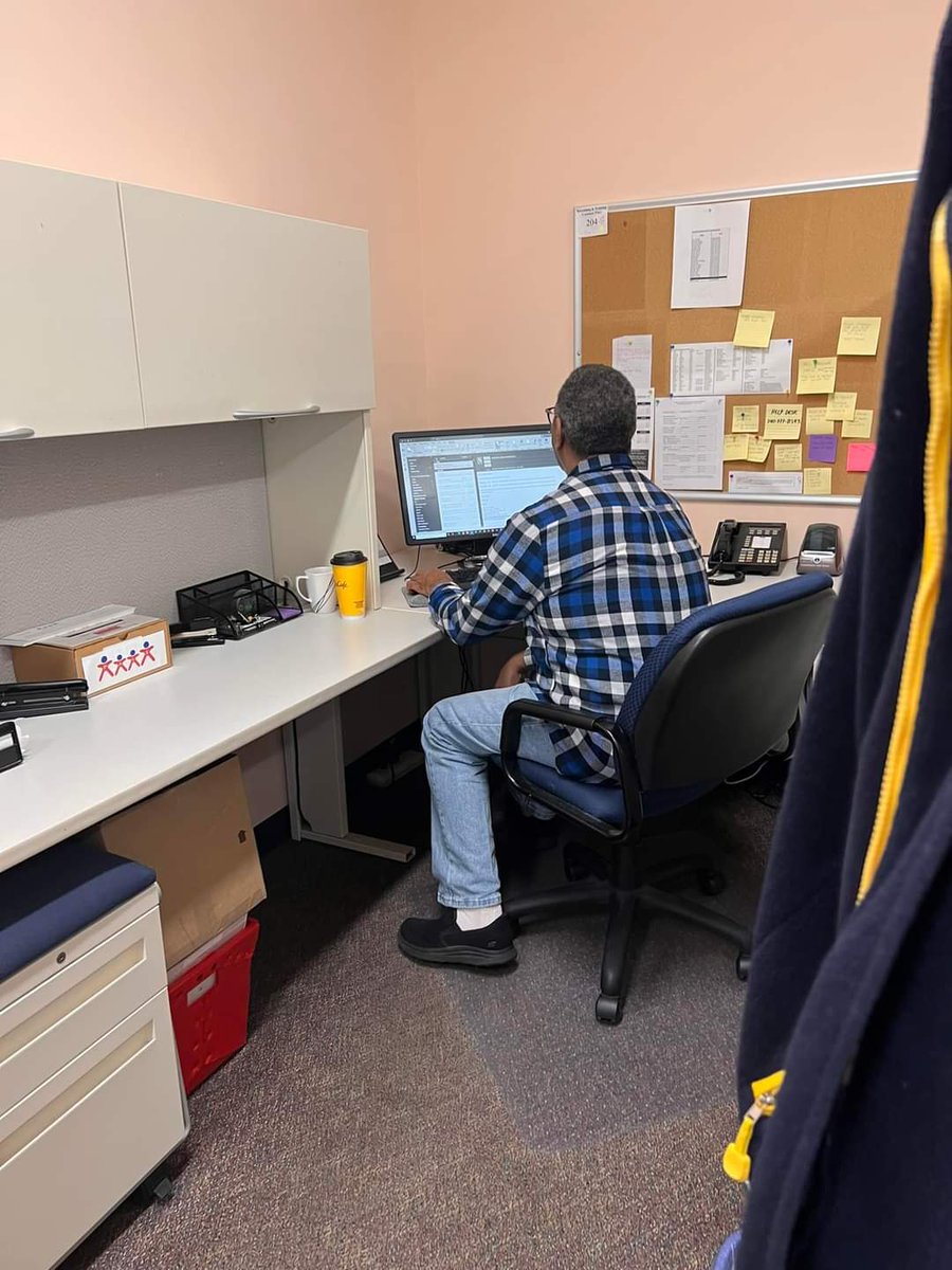 777Vote's tweet image. @777Vote staff here since 5:30AM on this fine Saturday morning aligning Early Voting &amp;amp; Election Day 
poll workers. #ElectionLife  #CivicDuty #GoVoteNow 📲 For the nearest early voting center, directions &amp;amp; wait-times, text EV plus Zip code (Example: EV 20879) to 77788. 🇺🇸