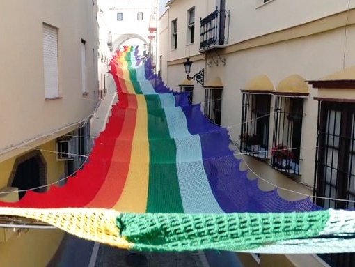 womensart1's tweet image. 14 local women of Spanish town of Aguilar de la Frontera took 2 months to create a giant rainbow flag to celebrate Spain's #LGBT community. The crocheters all suffer from fibromyalgia, a painful debilitating condition and crocheting helps distract from their pain #WomensArt
