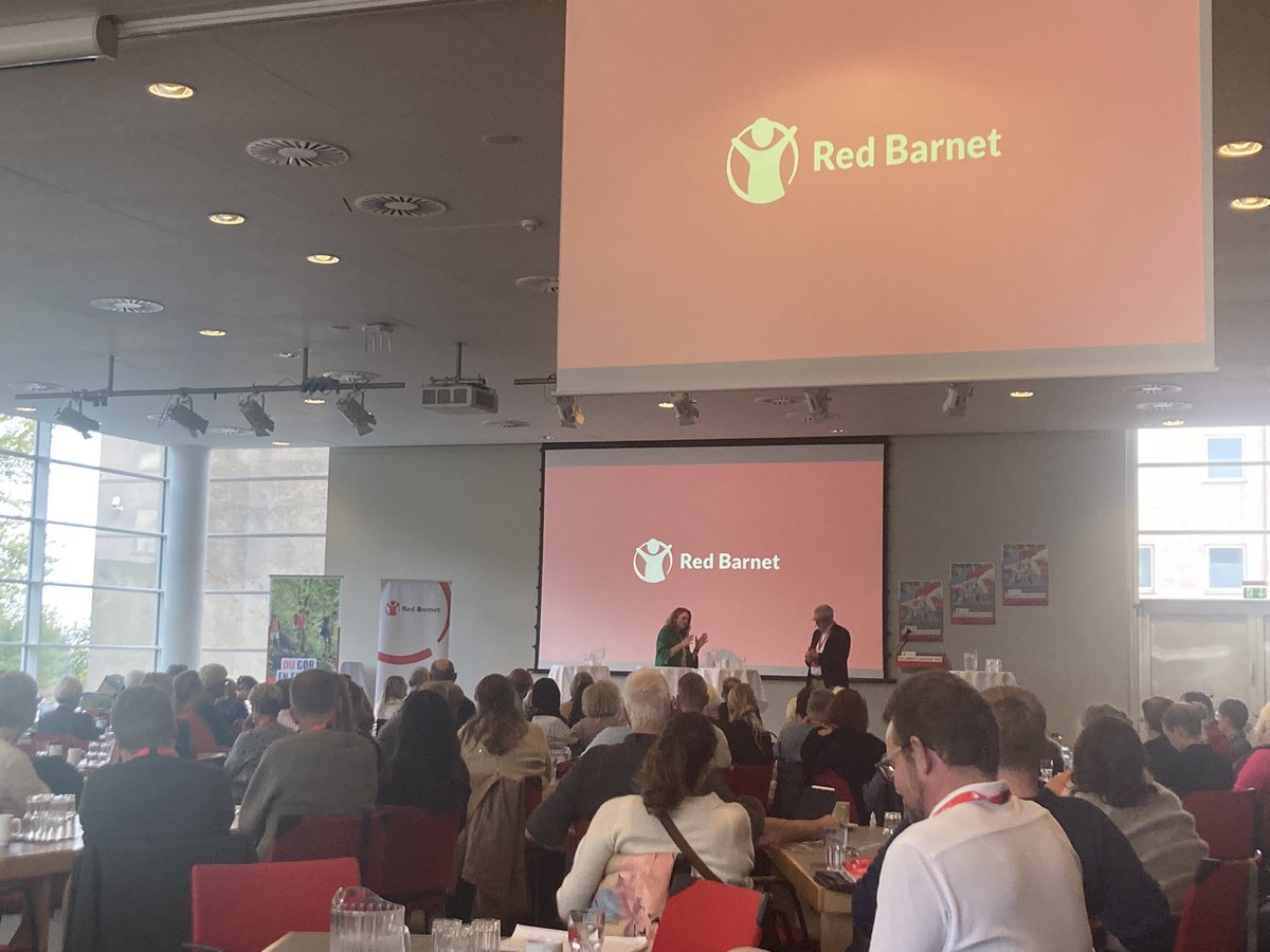 JanneTynell's tweet photo. Til landsmøde i @redbarnetdk m. flere hundrede frivillige, der arbejder m. udsatte børn i DK. Historierne står i kø: Om familier, der ikke har råd til mad, har overtøj på indendørs, er desperate + bekymrede for, om de kan betale husleje. Handling nu 🙏🏼#dkpol #BørniFattigdomNejTak https://t.co/WuB1u8wR3L