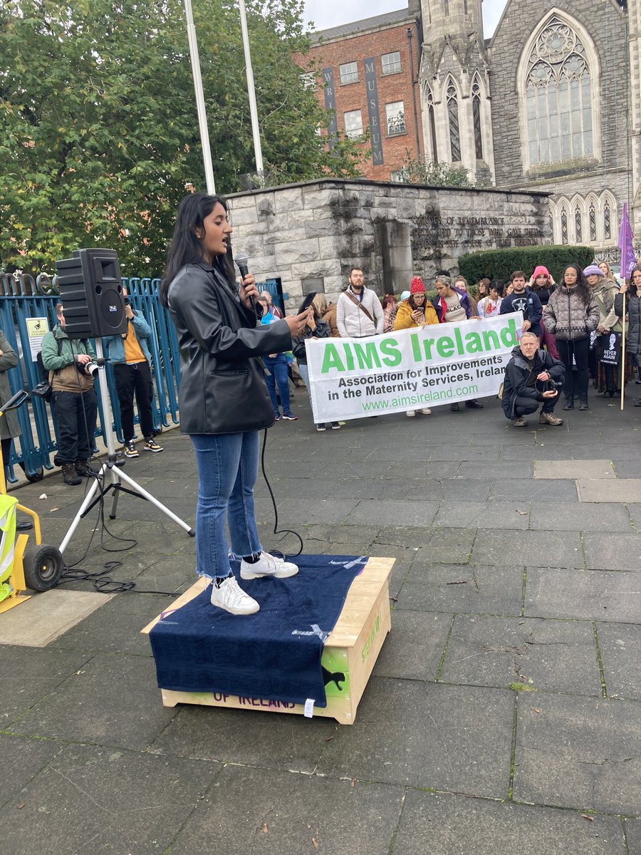 Shaakya from @AkiDwA making vital points about the barriers faced by migrant women in accessing maternal care and the shocking statistics of the dangers facing migrant women in relation to maternal health #SavitaNeverAgain #SavitaMarch