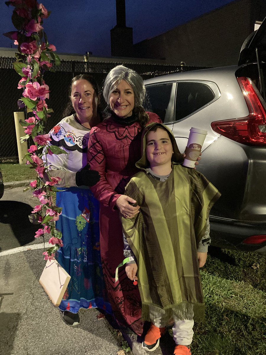 KatieMcKeon10's tweet photo. Noxon’s Trunk-or-Treat/Pumpkin Festival never disappoints! Such a fun night! @noxonroad https://t.co/ucGqlLkReR