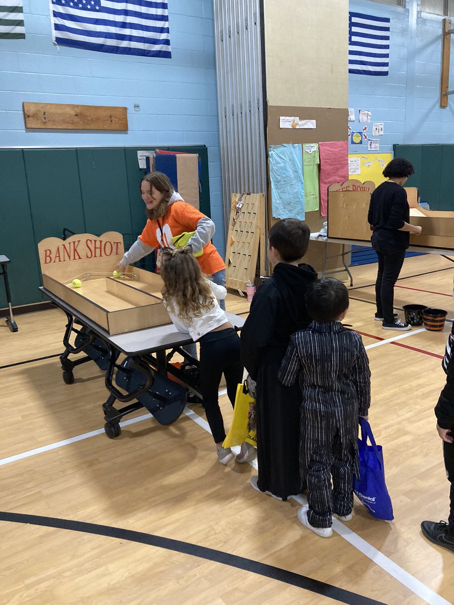KatieMcKeon10's tweet photo. Noxon’s Trunk-or-Treat/Pumpkin Festival never disappoints! Such a fun night! @noxonroad https://t.co/ucGqlLkReR