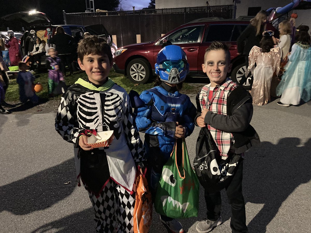 KatieMcKeon10's tweet photo. Noxon’s Trunk-or-Treat/Pumpkin Festival never disappoints! Such a fun night! @noxonroad https://t.co/ucGqlLkReR