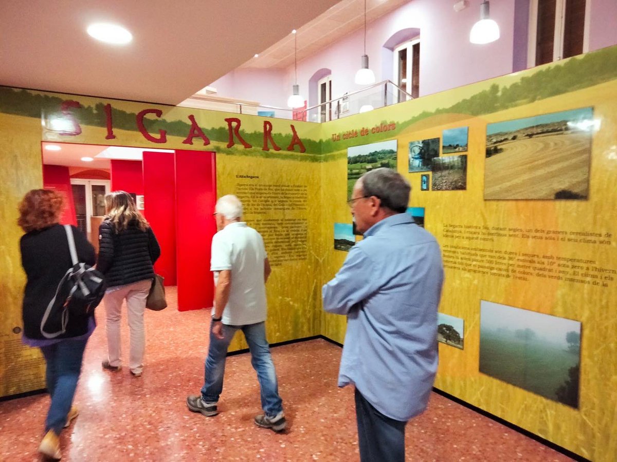 ERCAnoia's tweet photo. 🟡Aquest divendres, la Dir. de Cultura Popular i Associacionisme,Adelaida Moya,va visitar #ElsPratsdeRei i #Calaf, on, juntament amb el consistori, es reuniren amb les entitats de #CulturaPopular del poble.Les trobades,eina imprescindible d'intercanvi d'idees i experiències. https://t.co/QkSWWqzfJA