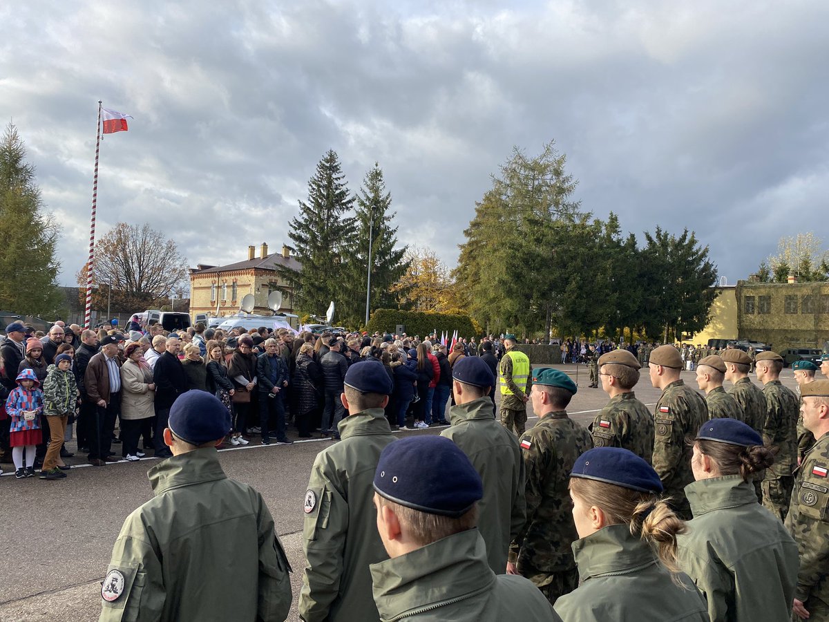 Wicepremier @mblaszczak: jeszcze raz gratuluję wszystkim, którzy ukończyli szkolenie i dziś złożyli przysięgę wojskową. Czekamy na kolejnych ochotników. W przyszłym roku przygotowaliśmy 25 tys. miejsc na szkolenie w ramach dobrowolnej zasadniczej służby wojskowej.