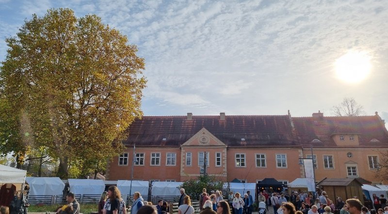 fcpauli's tweet photo. Herbstmarkt (oder aktuell eher Sommerfest) auf der @domaenedahlem heute und morgen https://t.co/AjHl7SGPRw