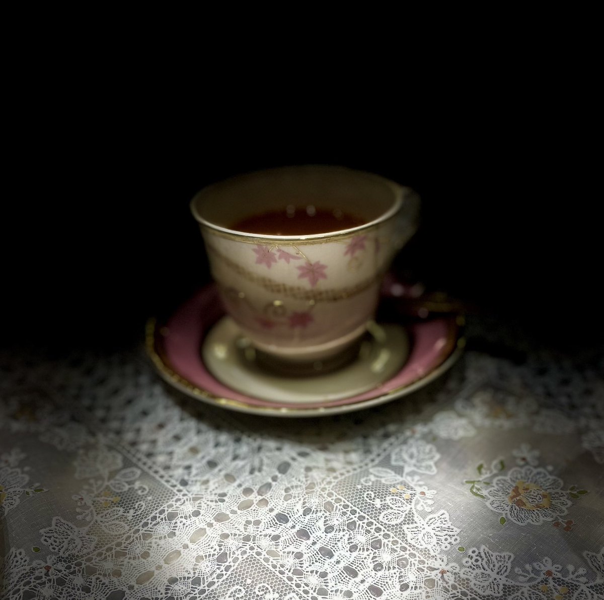 Wo Sakoon Se Jeetein Hain -
Jo Chai Pitein Hain. 

Tea 💕.