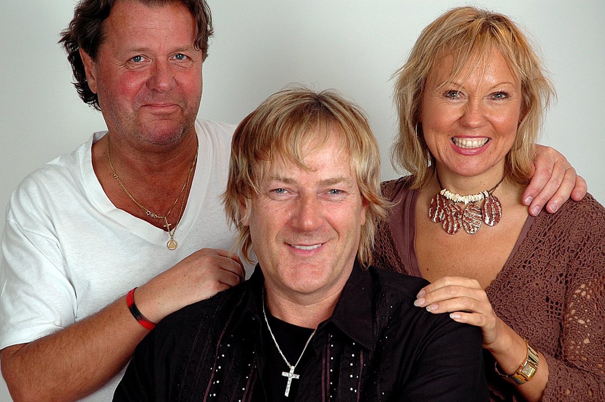 officialjwetton's tweet photo. Photo by Michael Inns. John Wetton, Geoff Downes &amp; Karen Gladwell 🙏🏻 https://t.co/e4KHH09X19