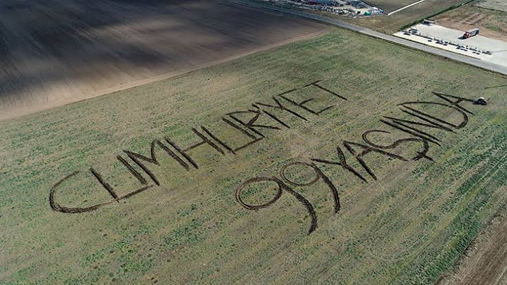 Cumhuriyet'i tarlasına işleyen Lüleburgazlı çiftçimiz Kadir Kaplan'ı yürekten kutluyoruz. 🇹🇷 
#29EkimCumhiriyetBayramı