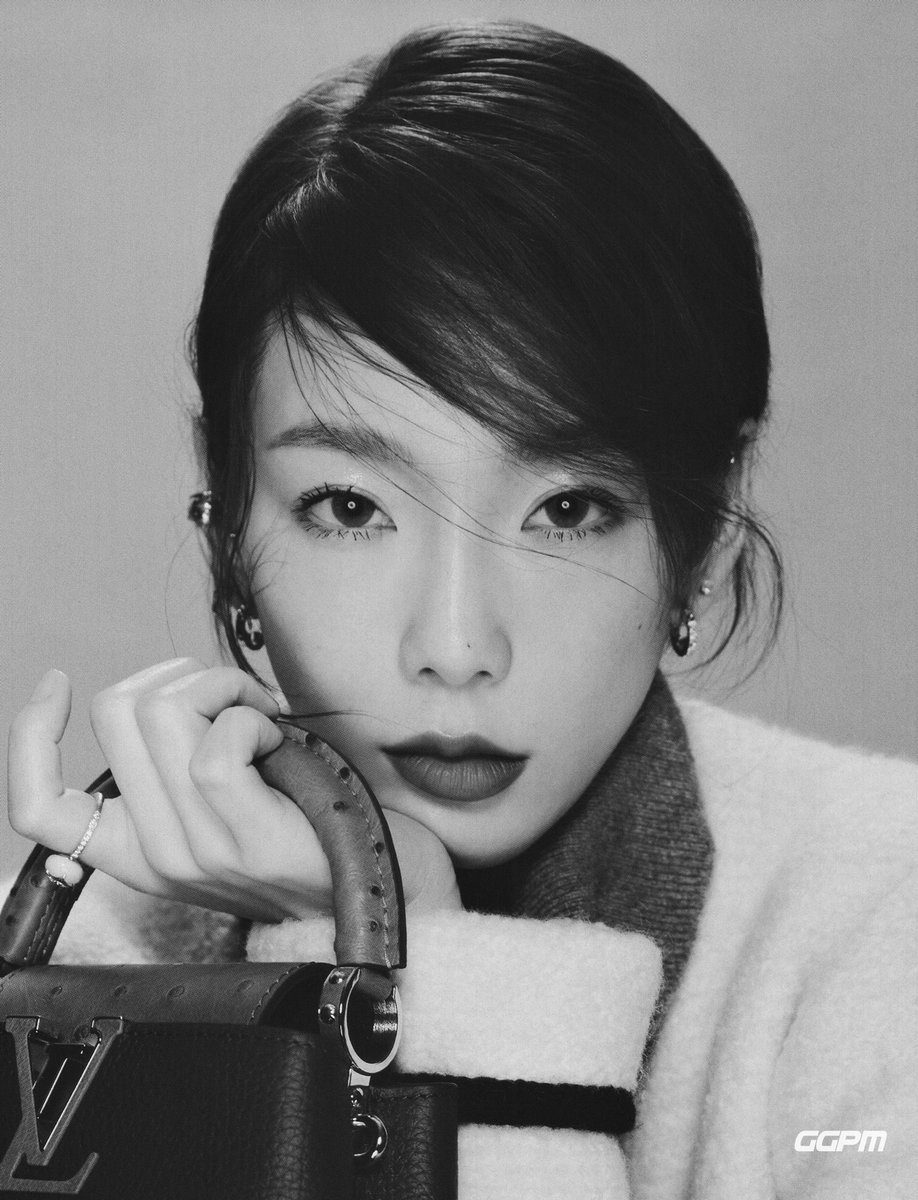 TAEYEON, Harper's Bazaar 2022 November Issue. 데뷔 15주년을 맞은 태연이 루이 비통의 F/W 룩을 대담하게 소화하며 낯선 아름다움으로 시선을 압도할 것이다. 지금 바로 '하퍼스 바자' 11월호에서 확인해 보세요. bit.ly/3zr93BA #태연 #하퍼스바자 #TAEYEON #HarpersBazaar