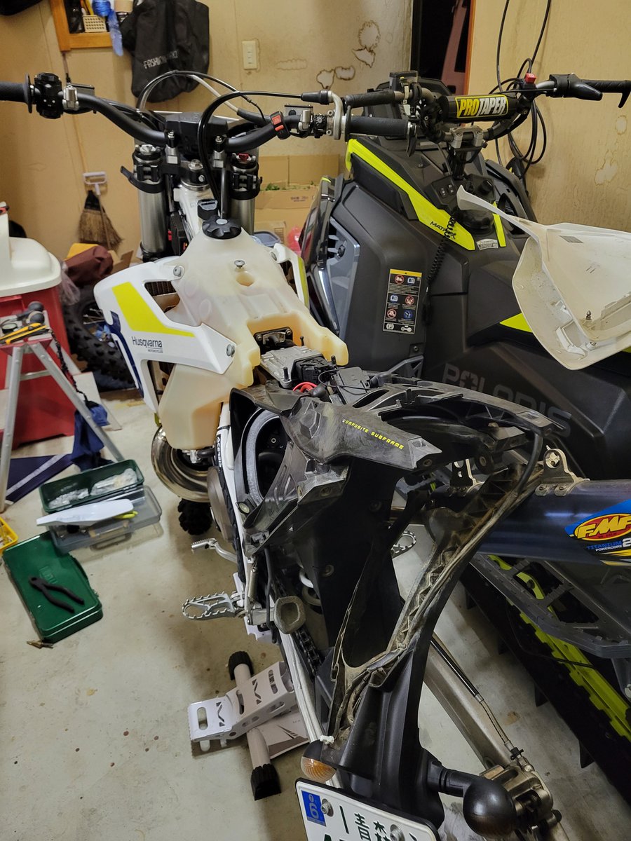 110MAX_STRIDERS's tweet photo. ハンドガード加工して付けてく���言われたからドリルだけ持って行ったら前後タイヤ取り付けにチェーン張り、配線撤去やら何やらかんやら(;´д｀)

しかもスパナも工具らしい工具も無いってゆー(;´д｀)
こんな乗り物乗るならとりあえず工具買えよ(;´д｀)www https://t.co/iTB5Rjan8E