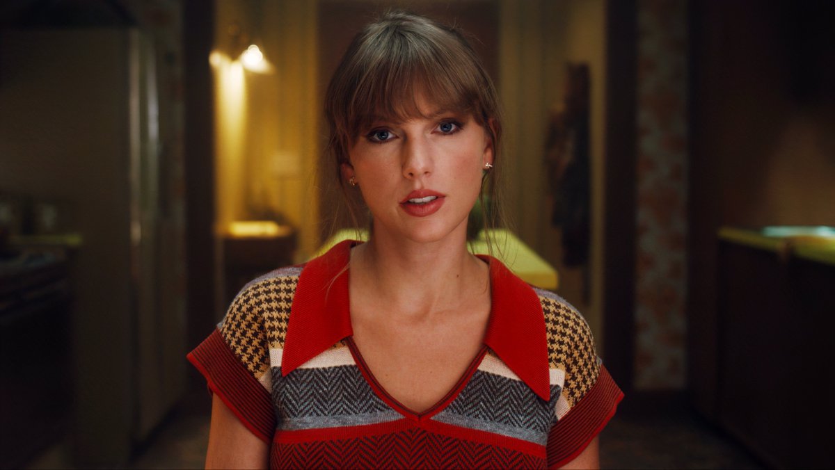 AboutMusicYT's tweet photo. Taylor Swift and Rihanna are competing for the #1 spot on Billboard HOT 100 next week. https://t.co/M6uIeNunjn