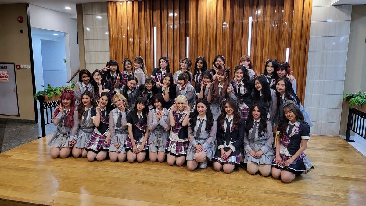 girlgrouparea's tweet photo. gg! Gimana penampilan JKT48 &amp; MNL48 tadi? Seru gak guys? Ngakak liat Adel sama Miho MNL48 di sini.. jangan sampe lepas hahahaha https://t.co/4bKHVKMXn2