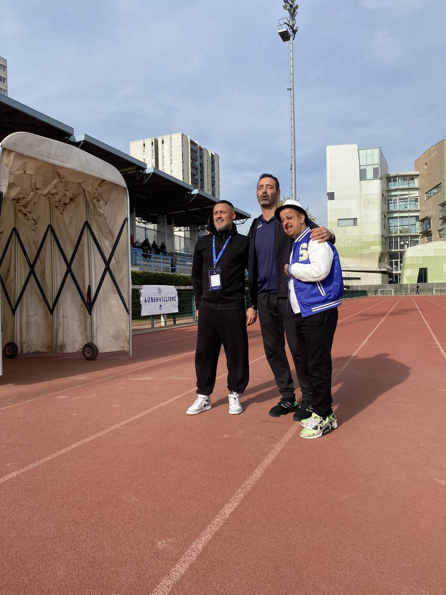 V_Lenud's tweet photo. Petite photo sympa avant le match de Coupe de France entre Aubervilliers et @QRM : Olivier Echouafni avec deux habitués des lieux « célèbres », Karim Ziani, ex-joueur de Marseille ou encore Sochaux, et l’humoriste Booder. #7eTour https://t.co/5cykavaVPM