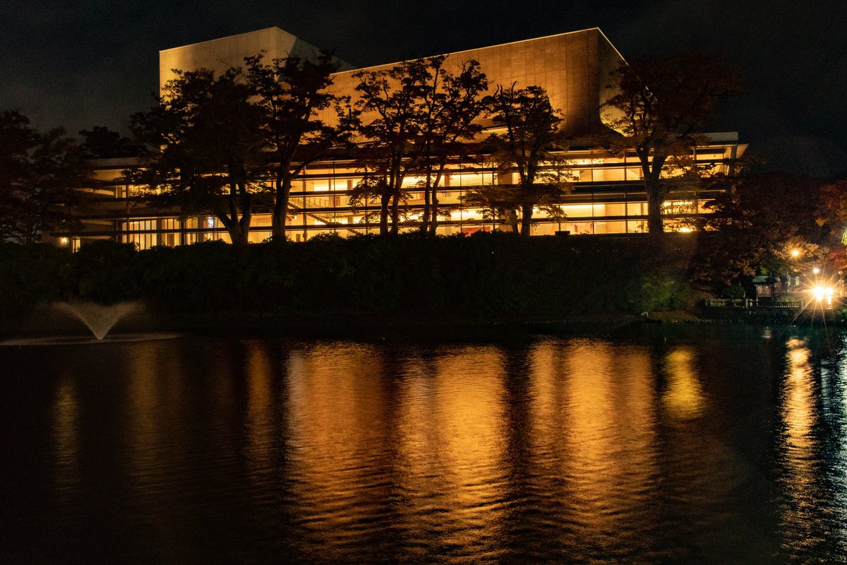 tashimasa40's tweet photo. しっとりとした秋の雨は
安らぐ一服のお茶のようで、
大らかな心の持ち主の金曜日は
僕を急かさない。
だから、雨の金曜日がいい。
でも、革靴の散歩は辛い
ね。
#秋田 #秋田市 #雨 #散歩 #写真　
#秋 #ミルハス #千秋公園　#秋田駅前 
#PENTAX #k3mark3 #da21 #pentaxk3mkiii 
#スナップ写真 https://t.co/xizBo9pIoC