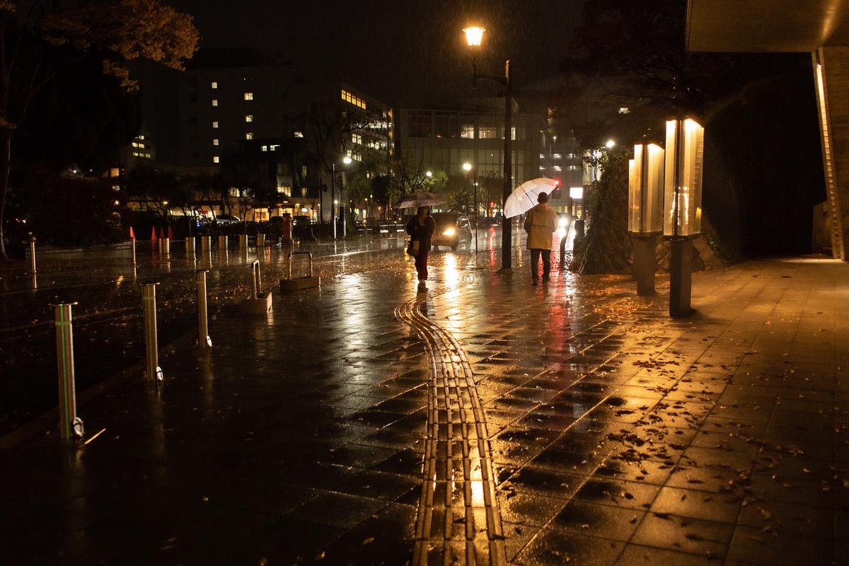 tashimasa40's tweet photo. しっとりとした秋の雨は
安らぐ一服のお茶のようで、
大らかな心の持ち主の金曜日は
僕を急かさない。
だから、雨の金曜日がいい。
でも、革靴の散歩は辛い
ね。
#秋田 #秋田市 #雨 #散歩 #写真　
#秋 #ミルハス #千秋公園　#秋田駅前 
#PENTAX #k3mark3 #da21 #pentaxk3mkiii 
#スナップ写真 https://t.co/xizBo9pIoC