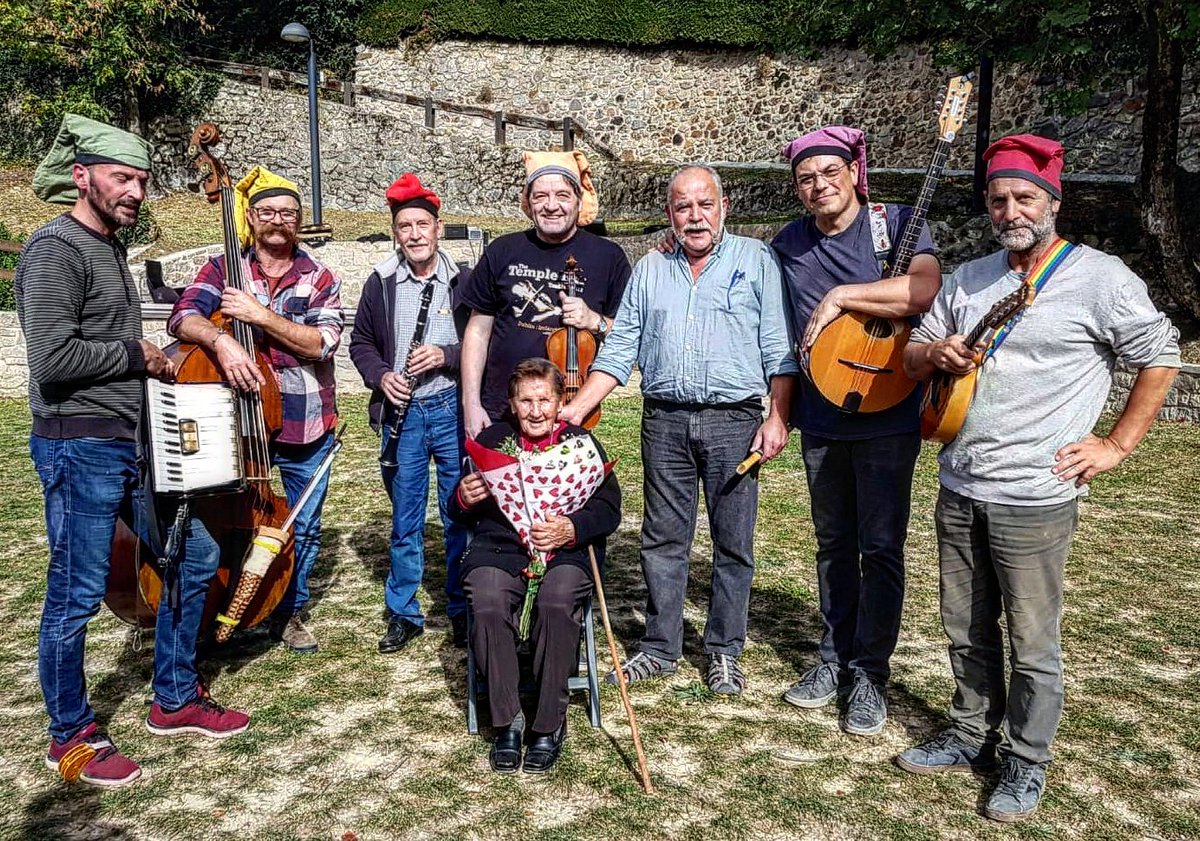 randellaires's tweet photo. Avui hem tornat a l'essència per la que vam néixer fa més de 21 anys, hem pogut cantar i ballar amb la pastora Marina Vilalta, quin honor i quin plaer, ens ho hem passat pipa i la Marina diríem que també!. https://t.co/Kp3ynp9KHX