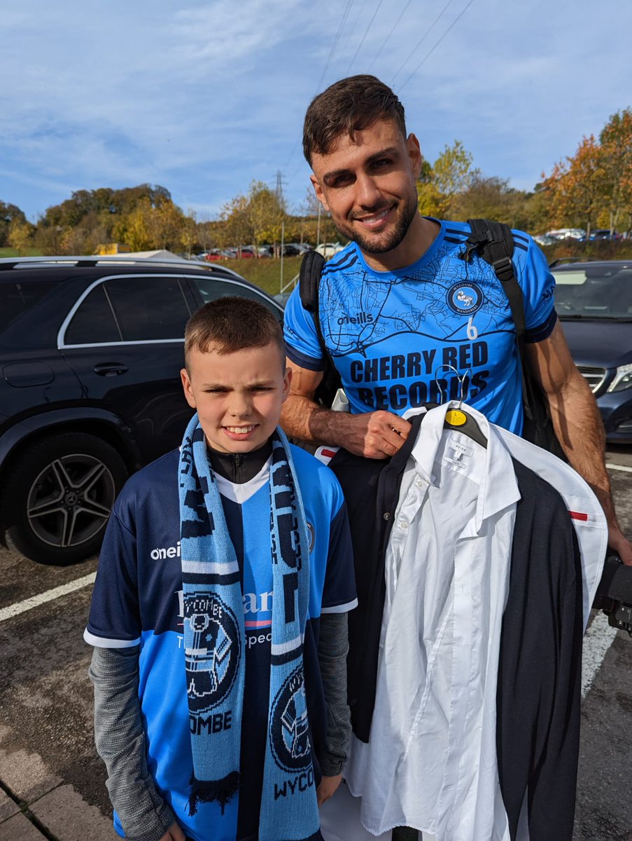 VicKev1's tweet photo. When Charlie meets his absolute hero 💙 plays the same position 💙 watches his you tube videos and wants to be just like him 💙 @RyanTafazolli thanks for stopping. https://t.co/FXtykVlOnJ