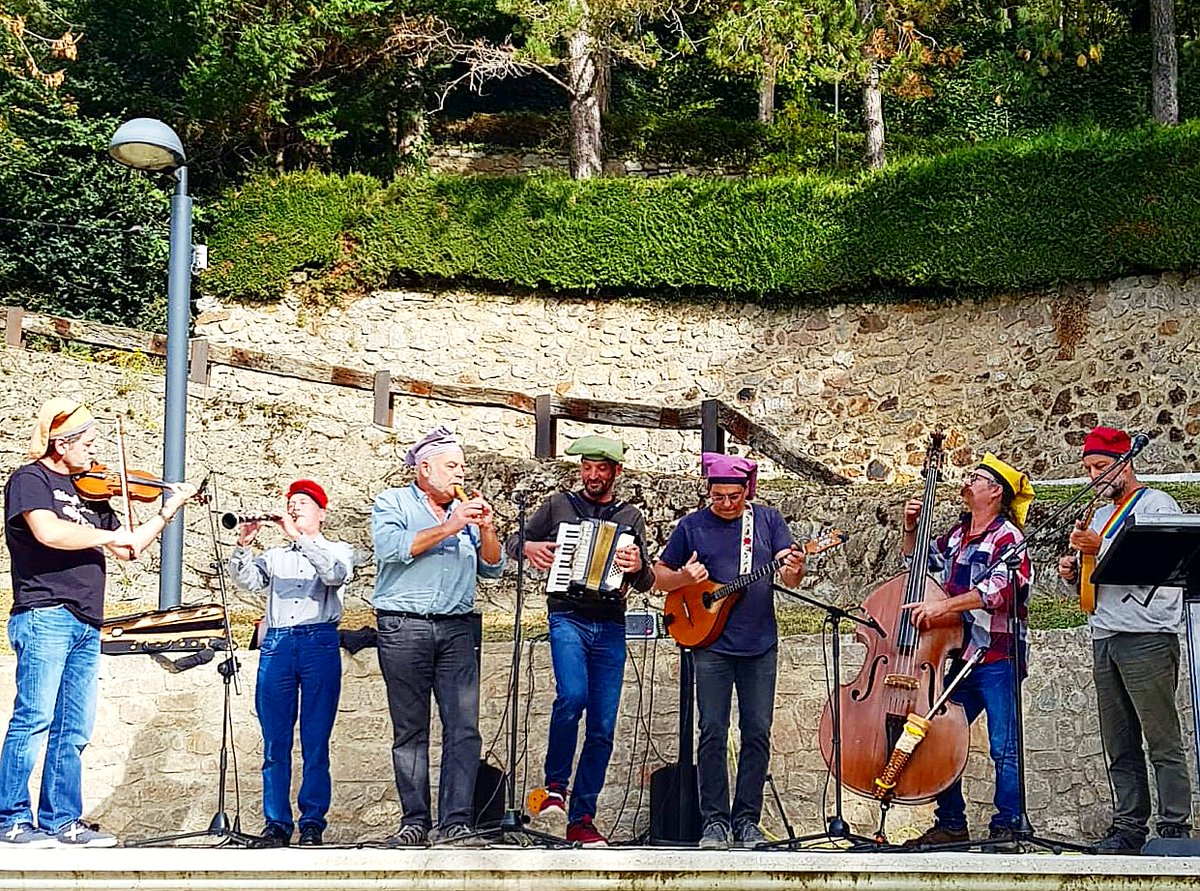 randellaires's tweet photo. Randellaires hem set 7 a Bruguera per homenatjar la Marina Vilalta a la plaça que avui ja duu el seu nom!.
Ens ho hem passat pipa cantant i acompanyant-los quan ha cantat!. https://t.co/i1UwDQH4FV