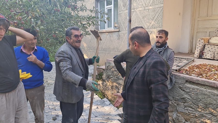GeorgeEdgagi's tweet photo. Şehrimizin en ücra köşesine kadar vatandaşlarımızın çamurdan,tozdan kurtulması için aralıksız bir şekilde çalışmalarımızı sürdürüyoruz. https://t.co/SmCdt6AgT1