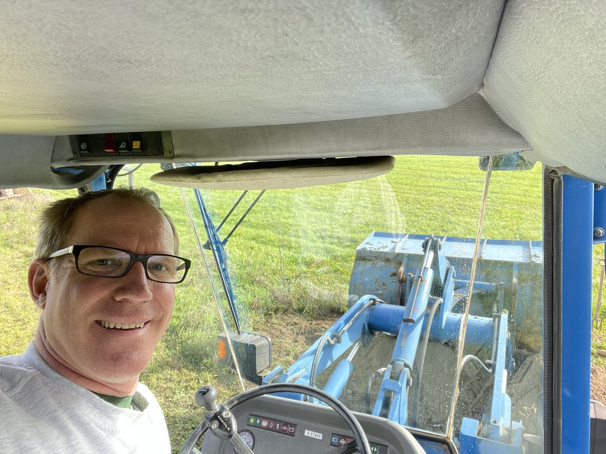 luethithomas's tweet photo. Heute im Einsatz als Baumaschinenführer am Arbeitstag des NV Härkingen.  🚜 
Es werden Strukturelemente in einer neu gepflanzten Hecke gebaut. #BirdLifeSolothurn @SVS_BirdLife https://t.co/eYM2JqE5yV