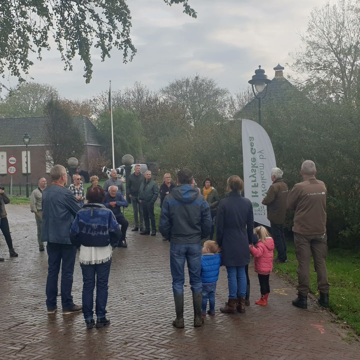 sqramjan's tweet photo. Een #feestelijke opening bij het #heechhoutsje bij #Piaam. Daarna o.l.v een #gids naar #vogelkijkhut #deRal. Daar stond #koffie en #gebak, wat zeer werd gewaardeerd 😉. Daarna lekker naar huis gewandeld langs de gebieden bij ons in #beheer. #itFryskeGea #FrieseIJsselmeerkust https://t.co/uIWzAXtcVV