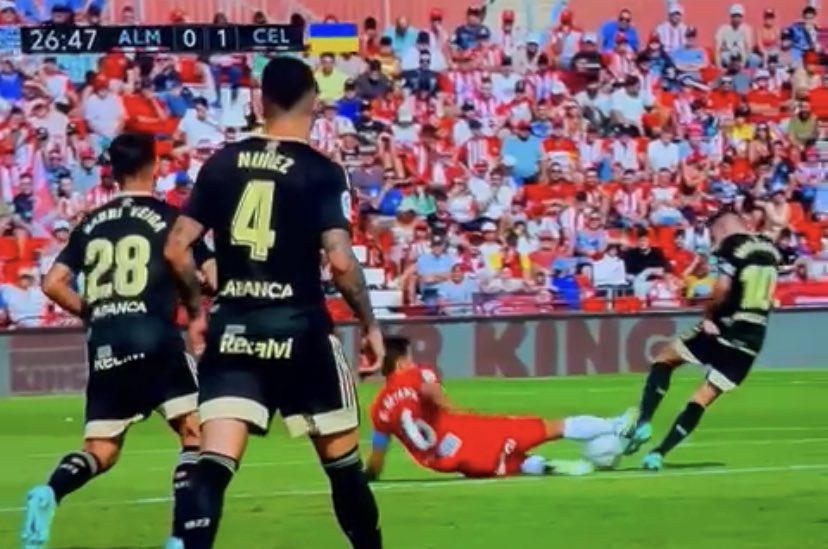 albertoestevezi's tweet photo. La entrada sobre Iago Aspas no fue tarjeta roja. Si se pone un listón, que sea para los dos equipos por igual. 

¿El desenlace? El Celta con un futbolista menos y el Almería con once. https://t.co/YQ2rug9btc