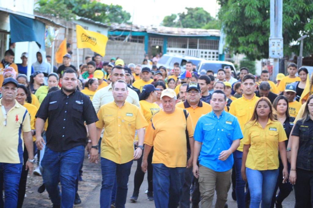 PJZulia_'s tweet photo. ¡A los justicieros siempre nos verán en las calles, acompañando y atendiendo a nuestra gente, pero también moviendo la esperanza y la lucha por Venezuela! Este viernes, recorrimos las calles del barrio Negro Primero, en el mcipio San Francisco junto a nuestro líder @TomasGuanipa https://t.co/J0tQ2po3W2