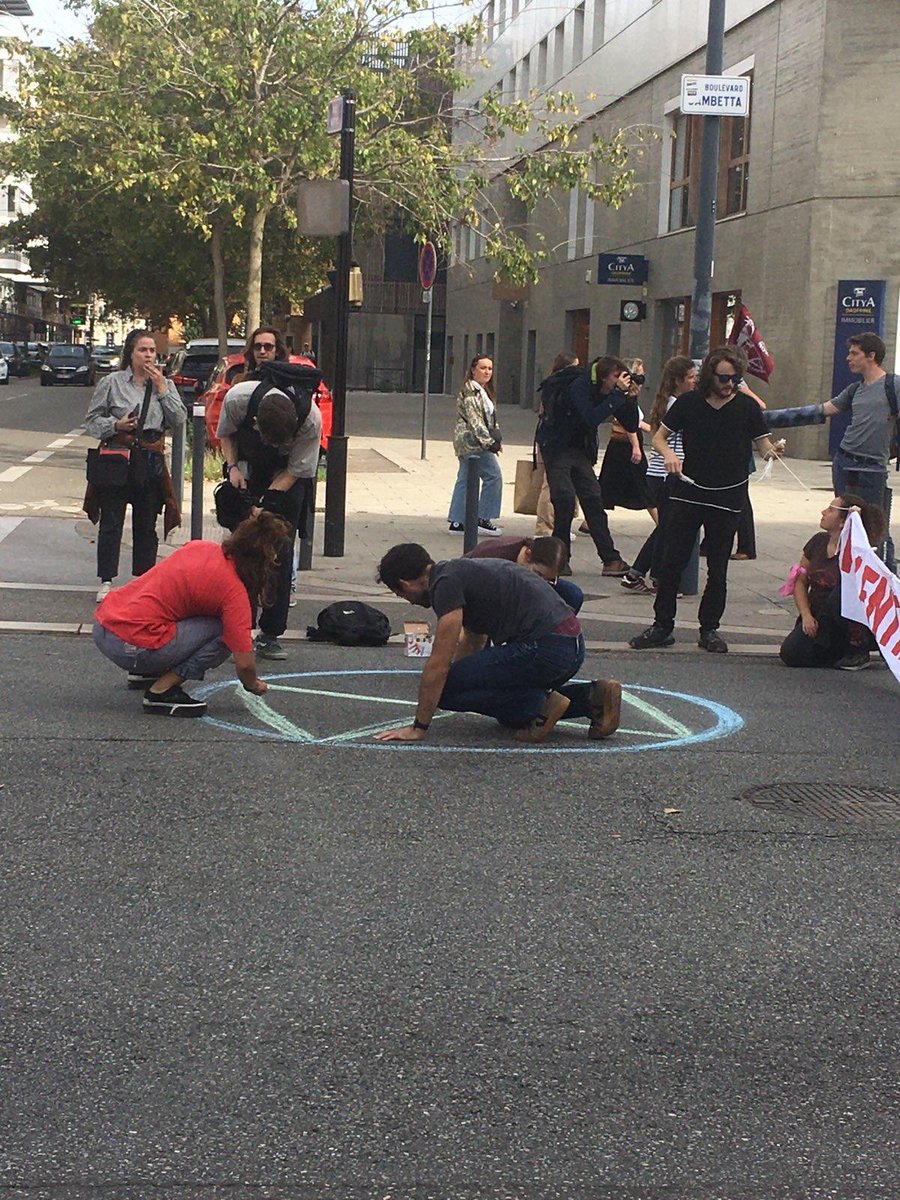 🔴 ACTION EN COURS SUR #GRENOBLE

⏳ 80 activistes de #ExtinctionRebellion occupent aujourd'hui pacifiquement le centre commercial "Caserne De Bonne" 🛍️

Cette action a lieu dans le cadre de la semaine de Rébellion de Novembre, la #RINO pour promouvoir la #sobrieteEnergetique 🔌
