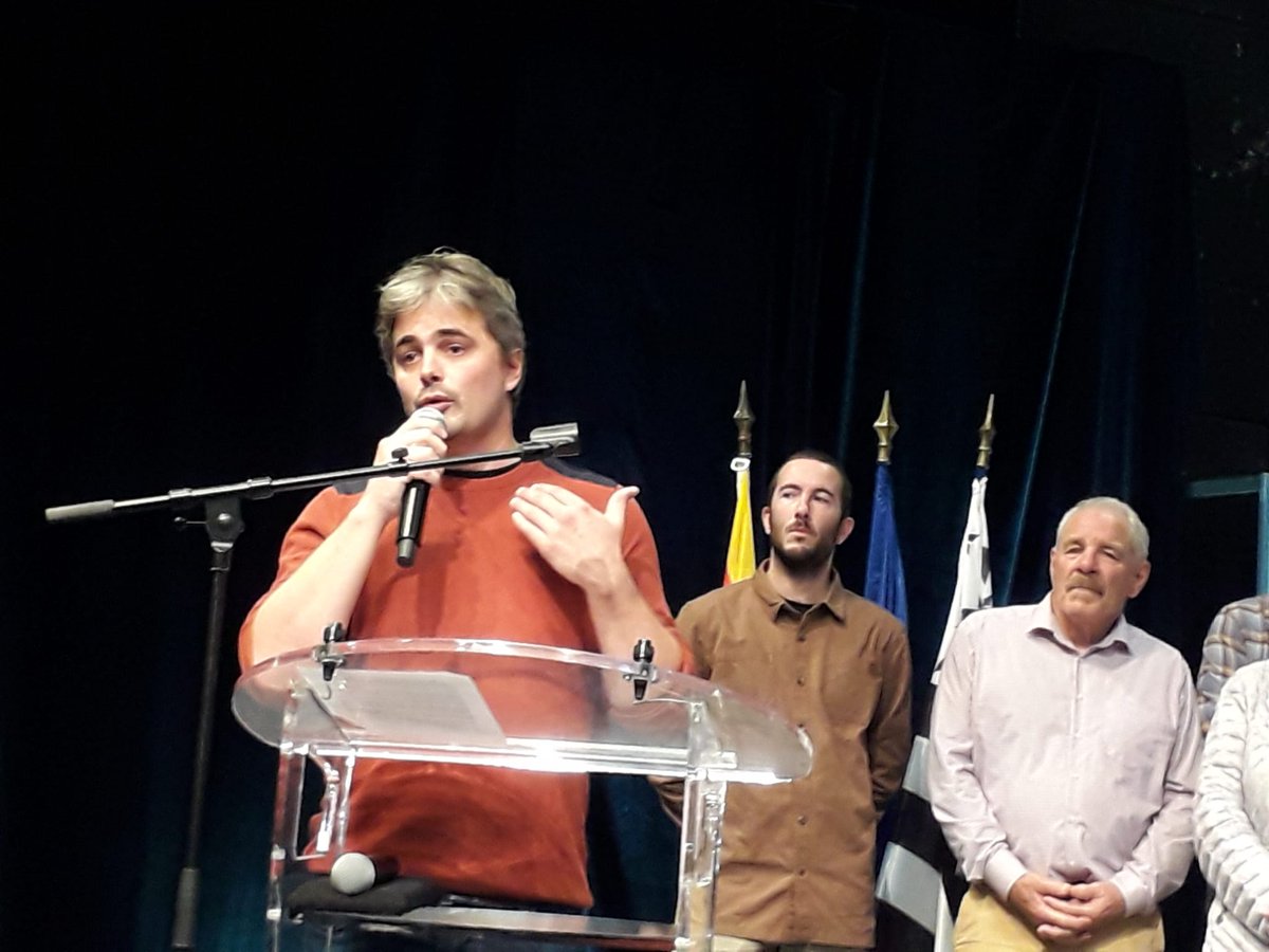 GaelBriand's tweet image. Merci au jury du salon du livre de Carhaix pour ce prix de la nouvelle en breton. A toutes celles et ceux qui lisent  relisent, corrigent, produisent en breton. Ce sont elles et eux qui la rendent vivante! #bzhg