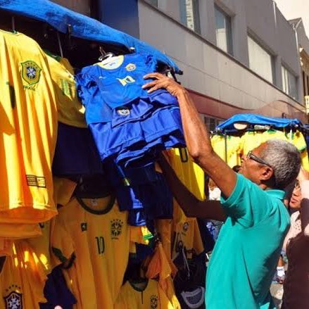 choquei's tweet photo. 🚨BRASIL: Ambulantes da 25 de Março diz que eleições reduziu as vendas da camisa amarela do Brasil:

“A maioria leva azul porque não quer associar a amarela ao Bolsonaro”. “Tomaram posse da amarela”, criticam os vendedores Ingrid Souza e Rodolfo Paiva. #Eleições2022 https://t.co/97doVRUqyU