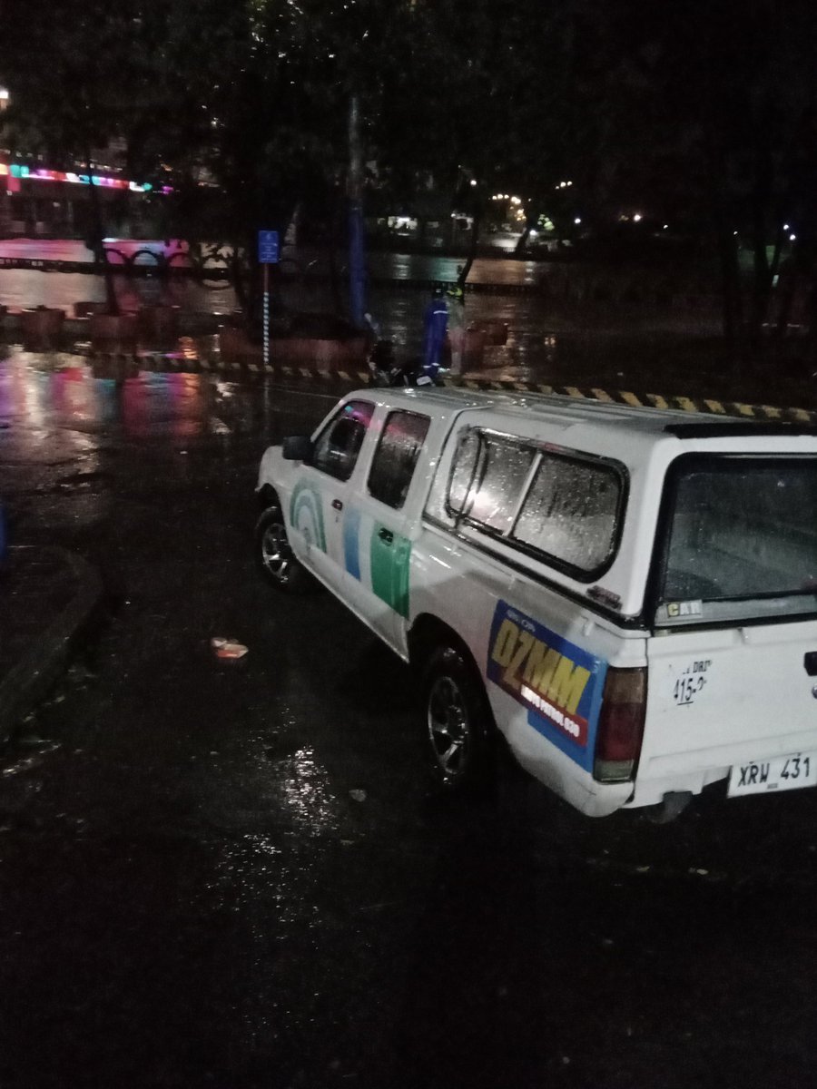 leyooooV's tweet photo. currently here besides Marikina River, and ang naabutan ko? @ABSCBNNews na lang at yung nasa loob ay busy sa kaniyang laptop maybe writing news. This just shows how dedicated our journalists sa pagcover during calamities, pero until now wala silang franchise #PaengPh https://t.co/pRTiLHuvbb