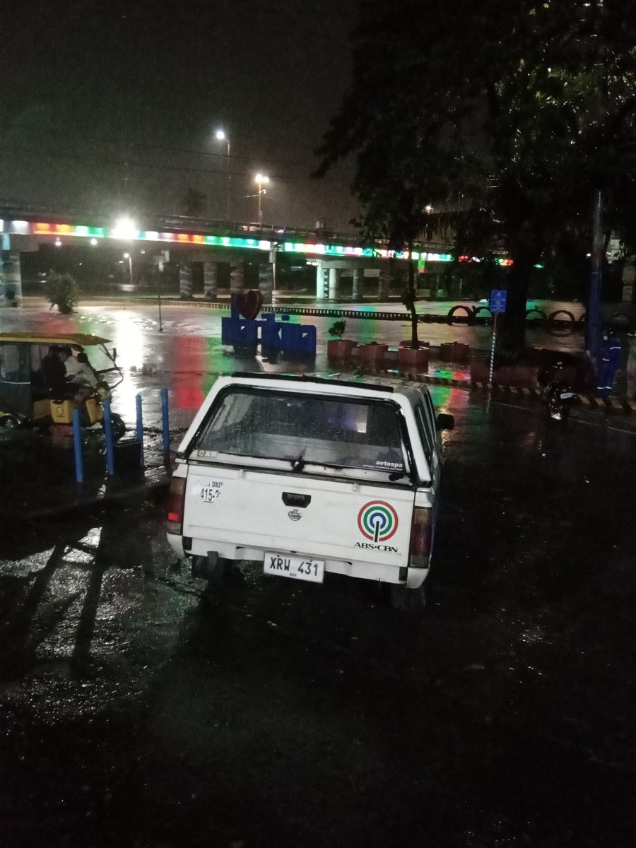 leyooooV's tweet photo. currently here besides Marikina River, and ang naabutan ko? @ABSCBNNews na lang at yung nasa loob ay busy sa kaniyang laptop maybe writing news. This just shows how dedicated our journalists sa pagcover during calamities, pero until now wala silang franchise #PaengPh https://t.co/pRTiLHuvbb