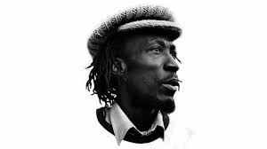 Este octubre se cumplen 14 años de la muerte de ALTON ELLIS, una de las figuras fundamentales de Jamaica en todos sus géneros musicales: soul, ska, rocksteady, lovers o reggae. Aquí tienes el THE BUCKET monográfico que le dedicamos: ivoox.com/ep-25-homenaje…
