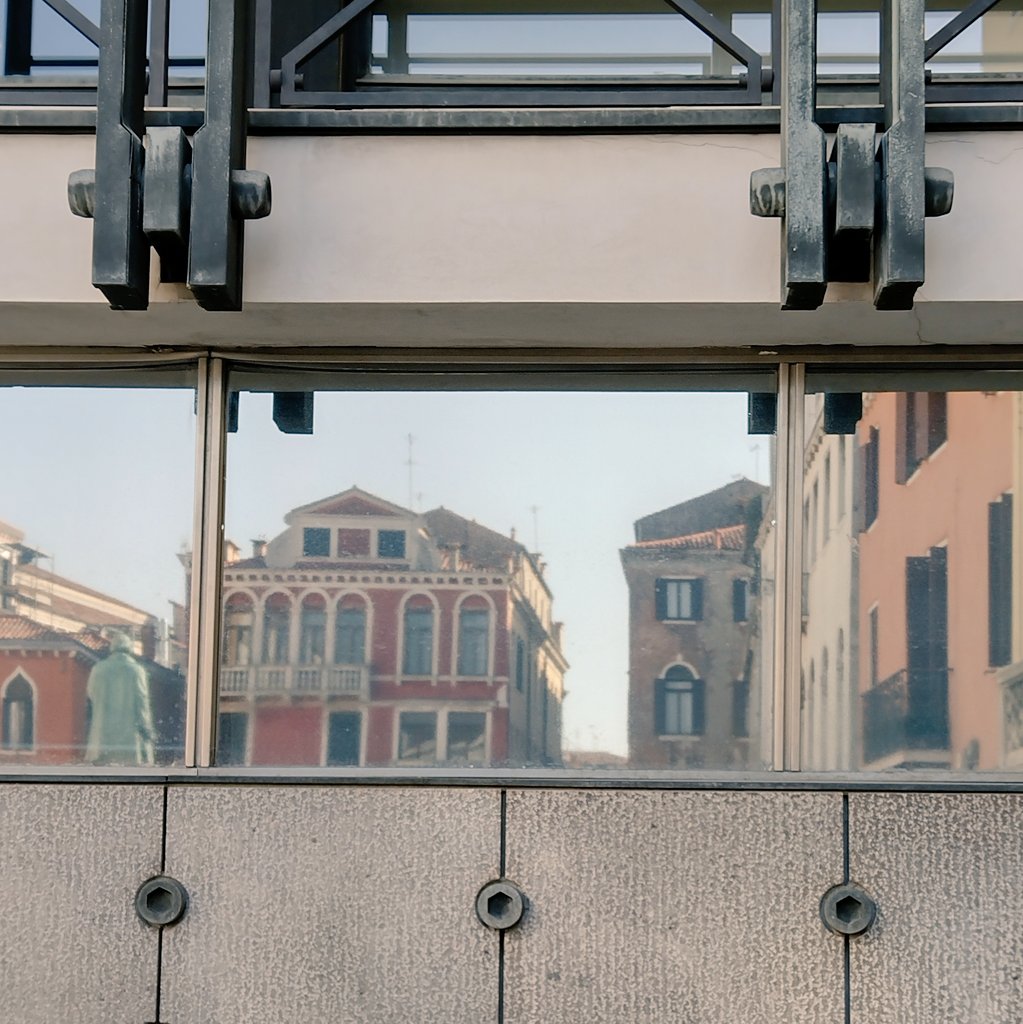 irimarq's tweet photo. Nervi y Scattolin dan una lección de intervención en casco histórico. Casa di Risparmio en Venecia (1972).
#Arquitectura #BuenSábado @intesasanpaolo https://t.co/Yu7lGKhSC3